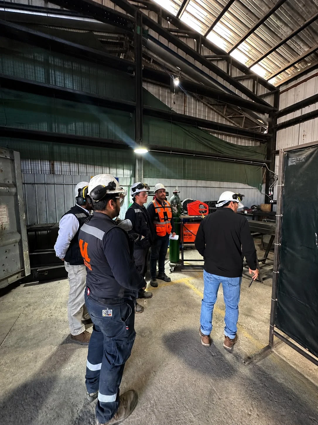 Equipo técnico durante una inspección de seguridad