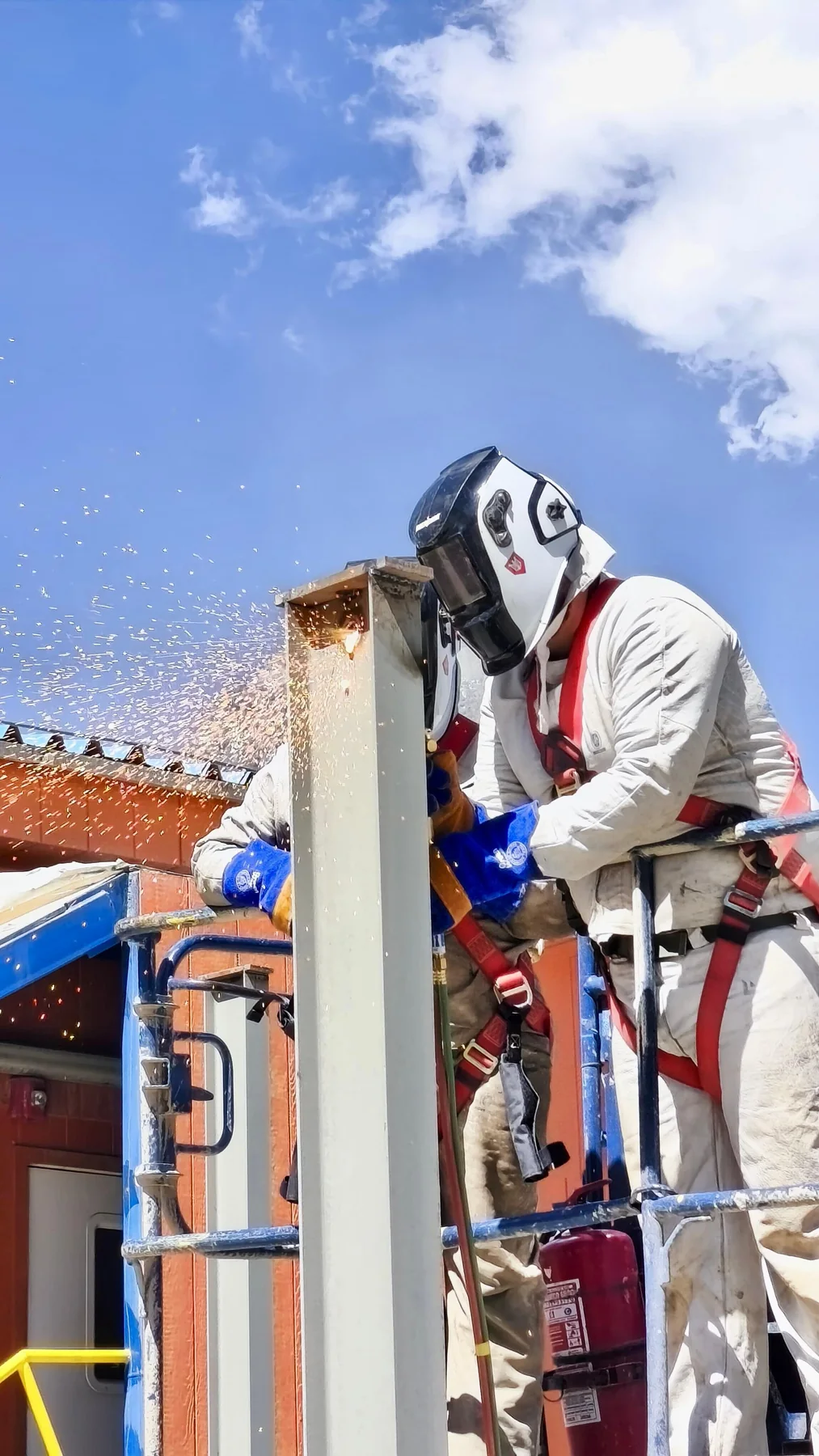 Especialista realizando trabajos de soldadura