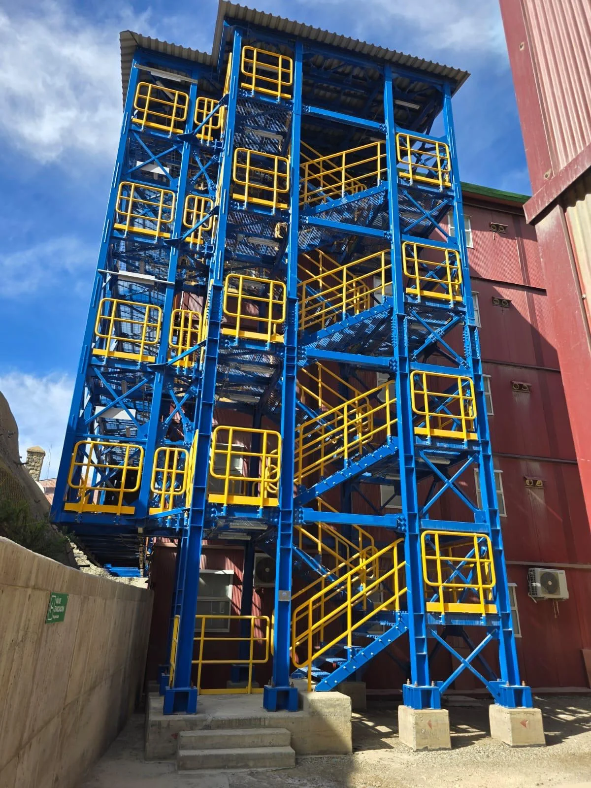 Escalera de emergencia para minería fabricada por HERCOMCHILE