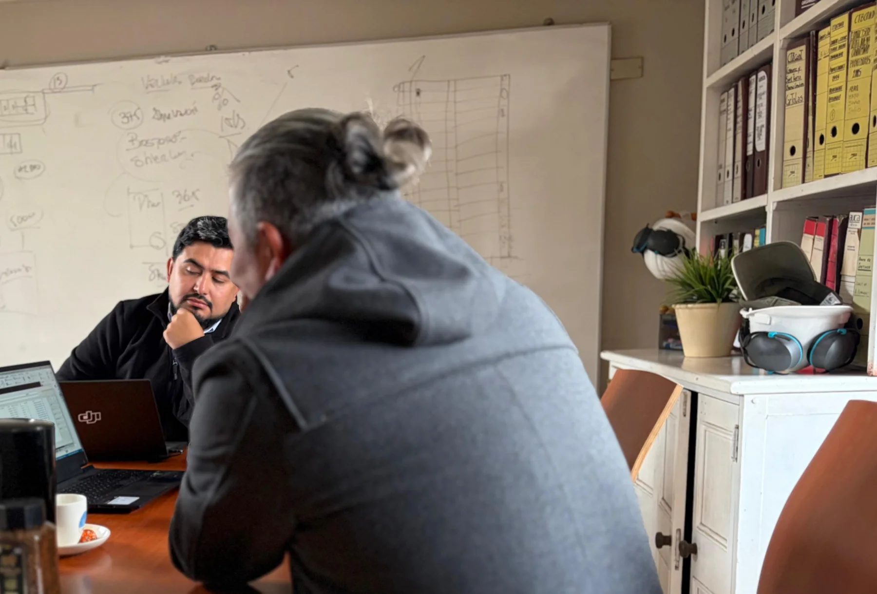 Profesionales de HERCOMCHILE en reunión técnica